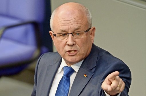 CDU/CSU-Fraktionschef Volker Kauder bemüht sich, die eigenen Reihen zu schließen. Foto: dpa