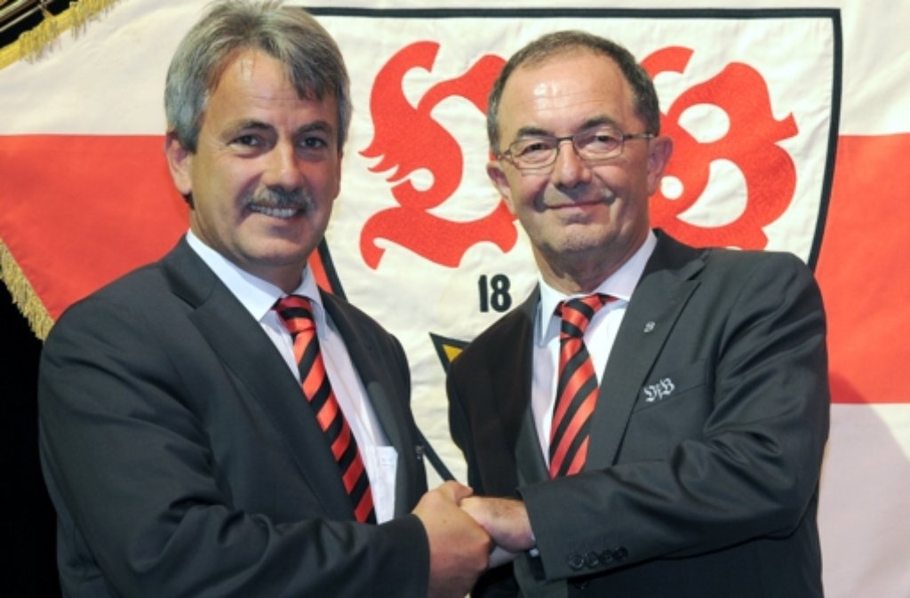 VfB-Präsident Gerd Mäuser (li.) mit seinem Vorgänger Erwin Staudt – der den umstrittenen Clubchef womöglich demnächst auch beerbt.