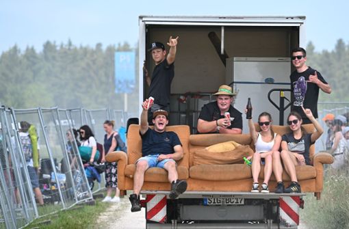 Besucher des Southside Festivals reisten 2022 mit einem Kleinlaster an, auf dessen Rampe sie ein Sofa gestellt haben. Foto: dpa/Felix Kästle