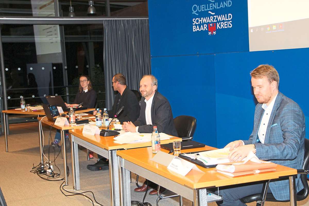 Martin Seuffert, erster Landesbeamte (Zweiter von rechts) leitete den Abstimmungstermin für die Windparks. Rechts neben ihm Felix Lucke vom Rechtsamt, links Volker Haas, Sachbearbeiter.