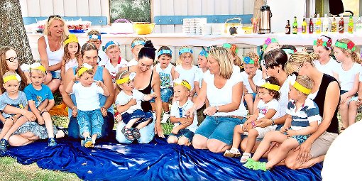 Die Kinder des Kindergartens Zwergenland führten beim Sommerfest mit ihren Erzieherinnen ein Fingerspiel auf. Foto: Wahl Foto: Schwarzwälder-Bote
