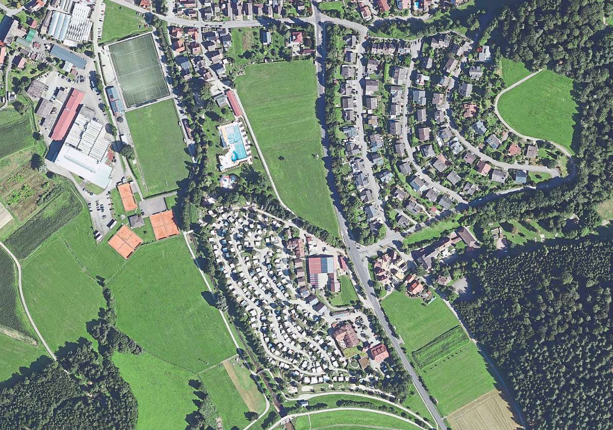 Die östliche Gemeindegrenze von Seelbach 1968 und heute. Den Campingplatz (unten) gibt es seit 1996.  Foto: Landesarchiv
