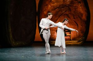 Happy End mit Nuss: Friedemann Vogel und Elisa Badenes Foto: Stuttgarter Ballett/Roman Novitzky