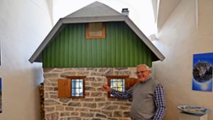 Die Sonderausstellung zum 100-jährigen Bestehen der Hohenlochenhütte ist auch in der Saison 2024 weiterhin  im Schlossmuseum zu sehen – und damit auch das Herzstück, der maßstabsgetreue Nachbau der Hütte, hier mit Hüttenwart Anton Jehle (linkes Bild). Foto: Dorn
