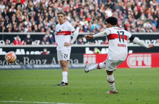 Der perfekte Schuss: Omar Marmoush trifft gegen den FC Augsburg über die Mauer ins linke Lattenkreuz. Foto: Pressefoto Baumann