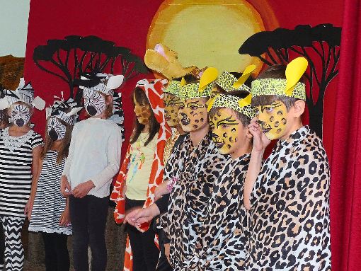 Die Kostüme und Masken begeistern bei dem Spiel der Schüler vom  Löwen, der nicht schreiben konnte.    Foto: Heimpel Foto: Schwarzwälder-Bote