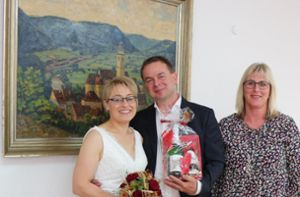 Das 100. Horber Brautpaar (von links): Eva-Maria Weißinger und Jan Philipp Mäder mit Standesbeamtin Dagmar Gekle Foto: Stadt Horb