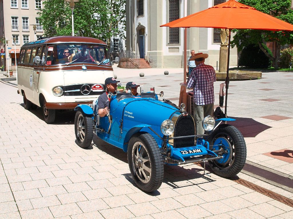 Der Bugatti Typ 35 mit seinen 90 PS war der älteste Oldtimer der Rallye. Dahinter stand ein Mercedes-Benz Bus des Typs O 319 Baujahr 1963.