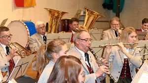 Der Musikverein Hochmmmingen mit Jubilar Karl Fehrenbacher (40 Jahre) an der Klarinette begeistert mit einem abwechslungsreichen Jahreskonzert.  Foto: Bombardi Foto: Schwarzwälder-Bote