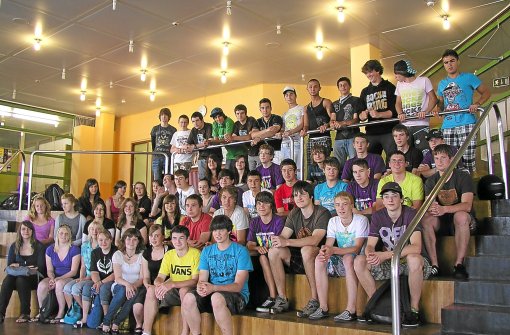 Auf den Stufen der OHG-Aula nahmen die erfolgreichen Realschul-Absolventen Platz. Foto: Schule Foto: Schwarzwälder-Bote
