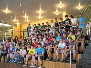 Auf den Stufen der OHG-Aula nahmen die erfolgreichen Realschul-Absolventen Platz. Foto: Schule Foto: Schwarzwälder-Bote