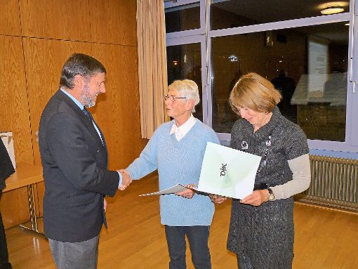 Präsident Ulrich Junginger ehrte Jutta Riedel (links) und Ursula Kammerer für ihre 50-jährige Mitgliedschaft mit Urkunde und Ehrenzeichen des DJK Diözesanverbandes. Foto: DJK Foto: Schwarzwälder-Bote