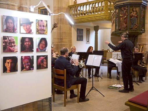 Die Musiker des Bläserkreises spielen zum Abschluss der Fotoausstellung in der Balinger Stadtkirche.  Foto: Urban Foto: Schwarzwälder Bote
