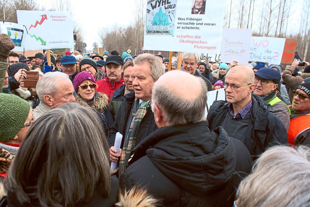 20 Minuten lang diskutierte der baden-württembergische Umweltminister Franz Untersteller (karierter Schal) mit den 400 Demonstranten.
