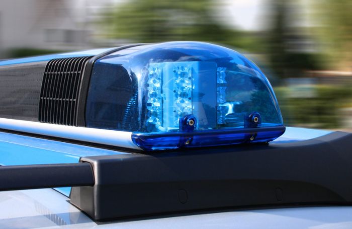 Polizei nimmt Verdächtige fest: Jugendliche flüchten nach Unfall in Dobel mit gestohlenem Auto zu Fuß