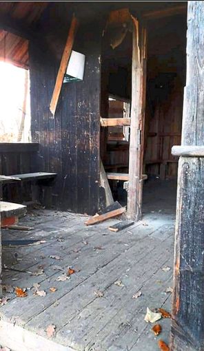 Ein Opfer von Vandalismus wurde kürzlich die Schutzhütte am Tieracker in Stein. Unbekannte haben sie mutwillig beschädigt.Foto: Kleindienst Foto: Schwarzwälder Bote