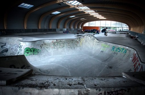 In der neuen Skaterhalle am Pragfriedhof zeigen sich erste Schäden und viel Graffiti Foto: Lichtgut/Achim Zweygarth