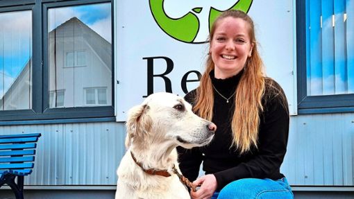 Seit Hündin Edda 13 Wochen alt ist, begleitet sie ihre Besitzerin Anna Nopper auf ihre Arbeit. Die 27-Jährige ist Fachkraft für  tiergestützte Pädagogik bei der Reha Offenburg. Foto: Merz