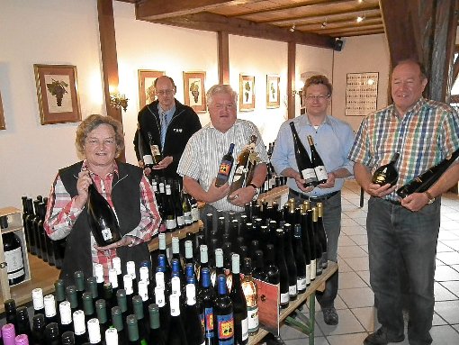 Linda Proß (von links) Bernhard Großmann, Jörg Pfrommer, Andreas Blaurock und Christian Proß freuen sich. dass Winzer eine Vielzahl edler Weine für die Auktion der Initiative Neubulach hilft zur Verfügung gestellt haben.   Foto:  Stocker