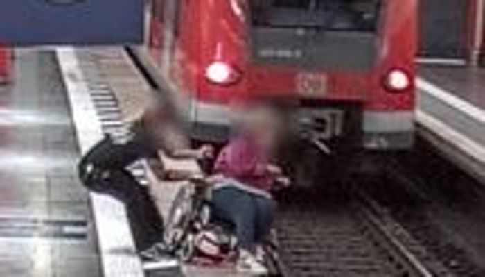 Dramatische Szenen in München: Rollstuhlfahrerin stürzt beinahe  ins Gleis