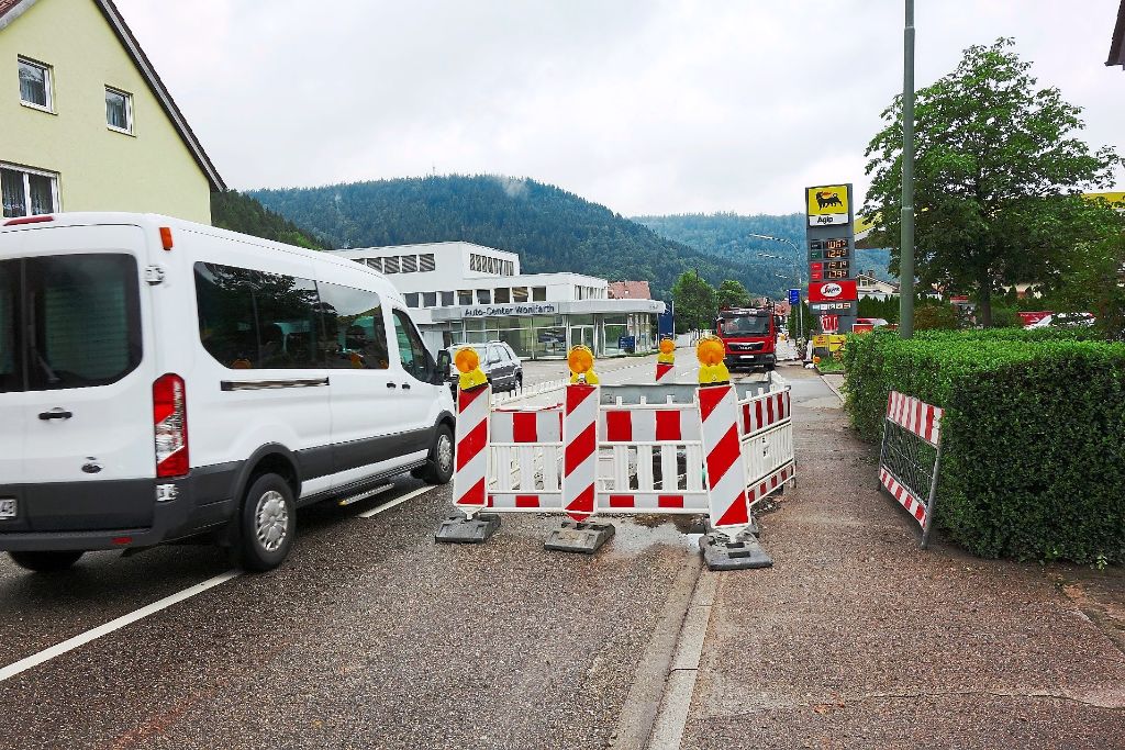 An mehreren Stellen musste in letzter Zeit wegen der Sanierung der Wasserleitung die Enztalstraße in Calmbach aufgegraben werden.  Foto: Schabert Foto: Schwarzwälder-Bote