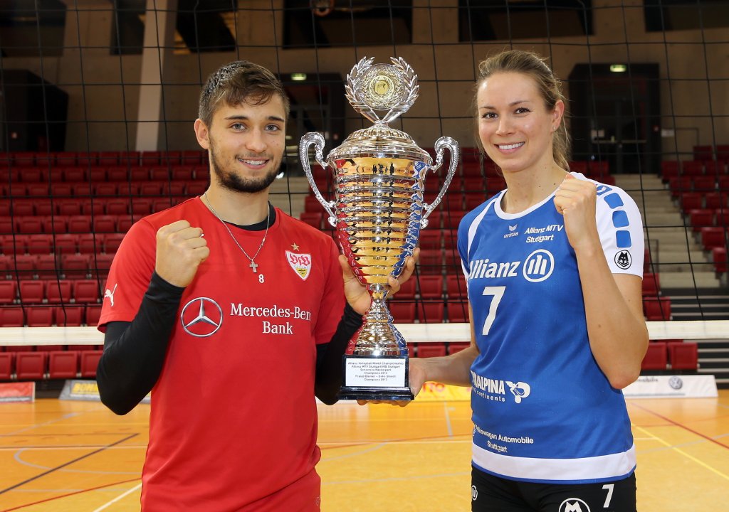 Strahlende Sieger beim Mixed-Turnier des VfB Stuttgart und des Volleyball-Bundesligisten Allianz MTV Stuttgart: Moritz Leitner und Lindsay Stalzer freuen sich über ihren Pokal. Die Fotos vom Training der beiden Teams gibt es in unserer Bildergalerie. Klicken Sie sich durch!