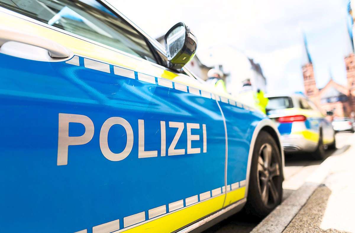 Ein Polizeiauto im Einsatz. In Blumberg fand am Mittwochmorgen eine Razzia statt. Foto: Dpa/Philipp von Ditfurth