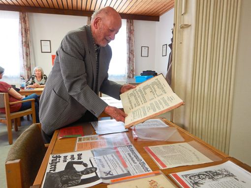 Der Stadtarchivar Jürgen Rauser präsentierte zahlreiche Zeitdokumente in Altdeutscher Schrift. Foto: Weißenmayer Foto: Schwarzwälder Bote