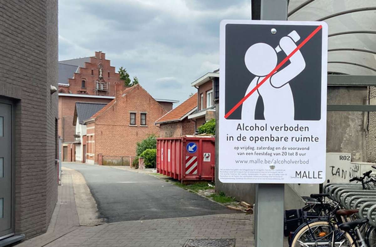 Alkohol trinken verboten, sagt das Schild. Diese   Gasse heißt im Volksmund die „Pissgasse“. Foto: /Knut Krohn