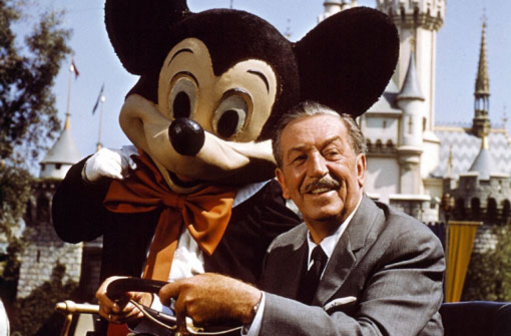 Walt Disney mit seinem berühmtesten Geschöpf, der Micky Maus. 1955 eröffnete in den USA das Disneyland.