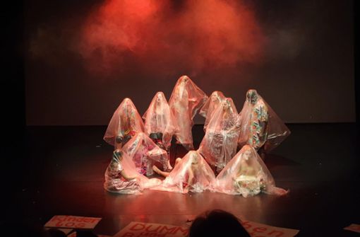 Die Salamaleque Dance Company denkt in ihrem Stück „Females Un-Covered“ über das Frausein heute nach. Foto: Salamaleque/FTTS