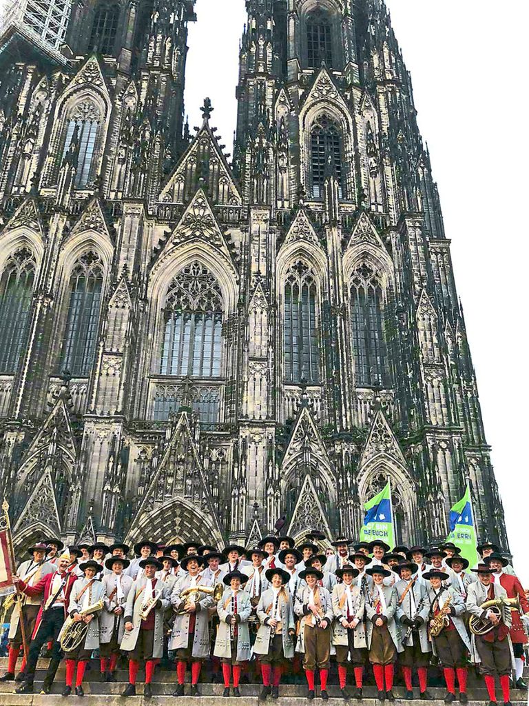 Bräunlingen inspiriert Köln: Die Stadtkapelle vor dem Wahrzeichen der Rheinmetropole, dem Kölner Dom.  Fotos: Stadtkapelle