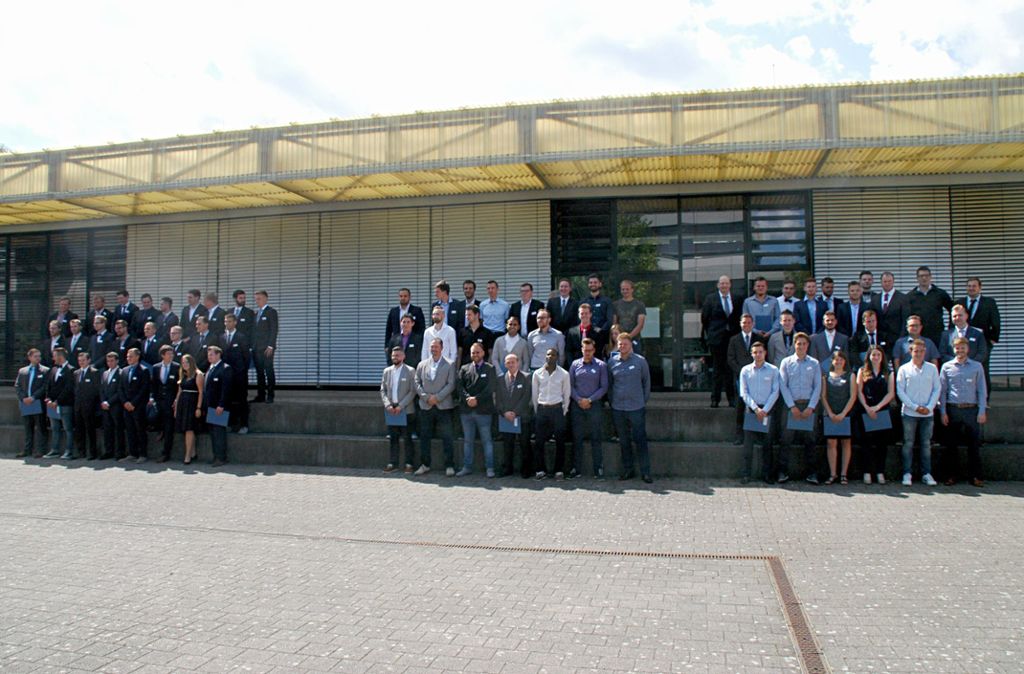 Bei der Abschlussfeier haben 94 Absolventen der Technikerklassen der Philipp-Matthäus-Hahn-Schule ihre Zeugnisse erhalten. Fotos: Hertle