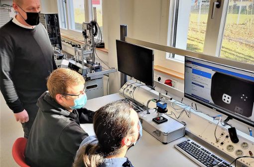 Die Fachschüler der Beruflichen Schulen Oberndorf-Sulz setzen sich interessiert mit dem Thema Künstliche Intelligenz auseinander. Foto: Campus Schule-Wirtschaft