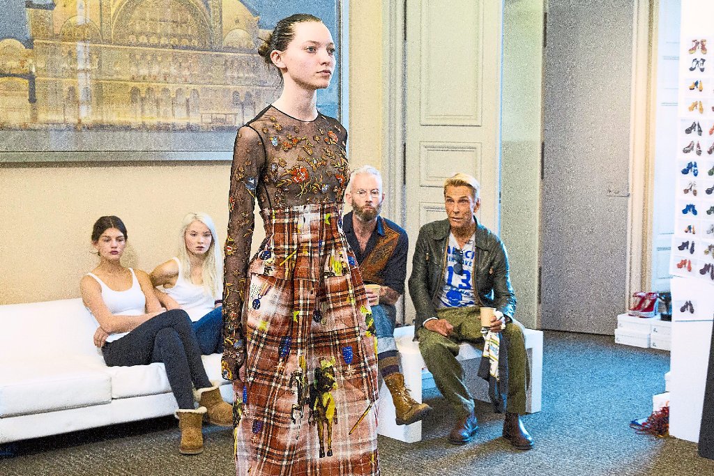 Ajsa präsentiert sich bei der Schau in Paris. Modedesigner Wolfgang Joop (rechts) schaut zu.
