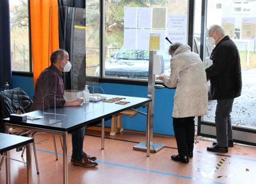 Die Einhaltung der Hygiene-Vorschriften spielt in den Wahllokalen eine wichtige Rolle und wird  genau kontrolliert –  hier in  Fischingen von Ralf Kreher. Foto: Schwind