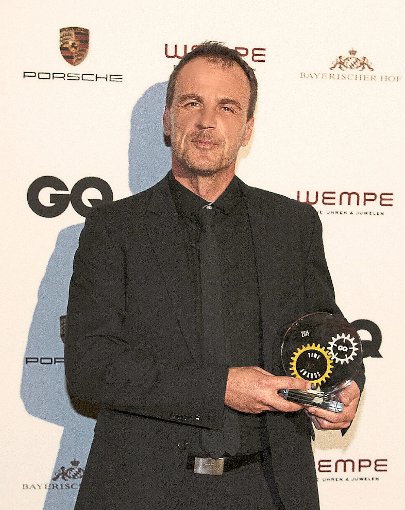 Junghans Marketingleiter Thomas Fiedler mit der Auszeichnung.                             Foto: Petra Stadler für GQ Deutschland Foto: Schwarzwälder-Bote