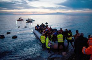 Flüchtlinge kommen in einem Schlauchboot aus der Türkei auf der griechischen Insel Lesbos an. Europa steht dieser Migrationsbewegung auch nach Jahren vor allem hilflos entgegen. Foto: dpa/Kay Nietfeld
