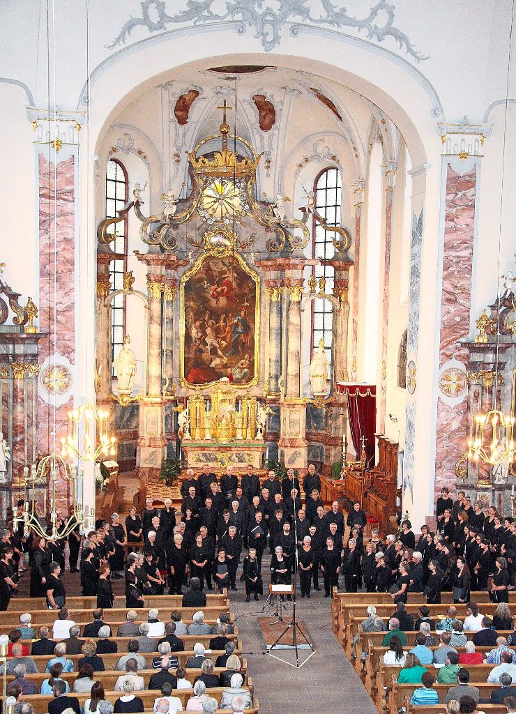 Ein Doppelkonzert vor beeindruckender Kulisse: Die Münchweierer und Gundelfinger Sänger zogen in der Ettenheimer Barockkirche rund 260 Zuhörer in ihren Bann.  Foto: Hiller