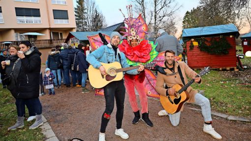 Live-Musiker wie das Duo „Galloping Guitars“  und fantastische Zauberwesen, zum Beispiel  Mitarbeiterin Neo Almeida-Bremerich,  begrüßen die Gäste beim Winterwunderzaubermarkt der Parkresidenz am Germanswald. Foto: Birgit Heinig