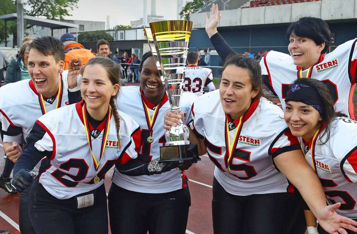Gruppenfoto mit Pokal: Jubel bei den Scorpions Sisters über den Triumph im Ladies Bowl im Stuttgarter Stadion an der Festwiese. Foto: Baumann/Hansjürgen Britsch