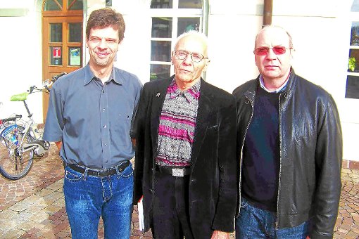 Georg Riedmann (links) und Armin Köhler dankten Otto - Albrecht Neumüller (Mitte) für die Stiftung von 50 000 Euro für die Musiktage.  Foto: W. Maier Foto: Schwarzwälder-Bote