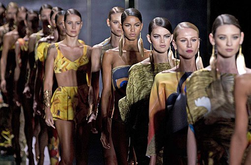 Sommerfarben auf der Fashion Week in Sao Paulo: Das Label Água de Coco schickte seine Models in bananengelb und grasgrün über den Laufsteg. Foto: dpa
