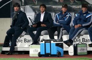 Unmut auf der deutschen Trainerbank: Bundestrainer Joachim Löw (links) und sein Assistent Thomas Schneider Foto: dpa