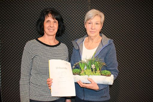 Für 40-jährige Mitgliedschaft würdigt die Vorsitzende der Bachheiemr Landfrauen Carola Feser (links) die engagierte Helferin und Kuchenbäckerin Gertrud Kuttruff. Foto: Bächle Foto: Schwarzwälder Bote