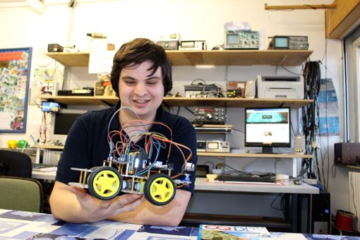Auch das gehört zum Amateurfunken: Vorsitzender Tobias Pötzsch mit einem der selbst gebauten Roboter.  Foto: Alt Foto: Schwarzwälder Bote