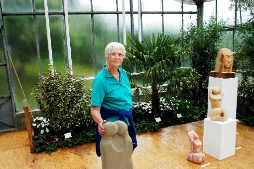 Im Gewächshaus des Rosen- und Skulpturengartens stellt Heidemarie Messner ihre Arbeiten aus. Foto: Hertle Foto: Schwarzwälder-Bote