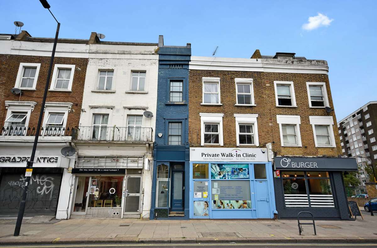 Mit dunkelblauer Fassade wirkt das schmalste Haus Londons zwischen den anderen Gebäuden wie eingequetscht.
