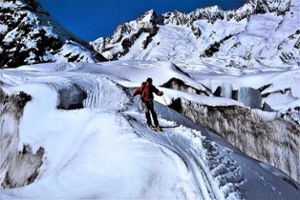Im Spaltengewirr des Aletschgletschers entstand dieses beeindruckende Foto.  Foto: Hall Foto: Schwarzwälder Bote