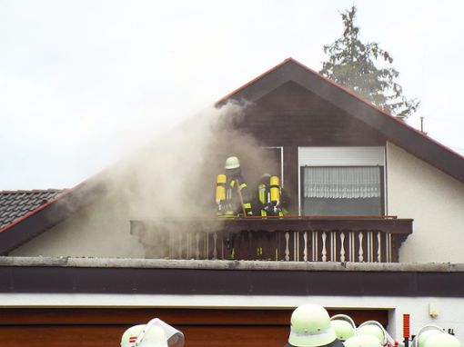 Sechs Atemschutztrupps gingen in das Wohnhaus, um die brennende Küche zu löschen und die verrauchten Räume zu belüften.   Foto: Schnurr